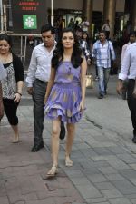 Dia Mirza is Bodyshop brand ambassador in Pheonix Mills, Mumbai on 17th Nov 2011 (5).JPG
